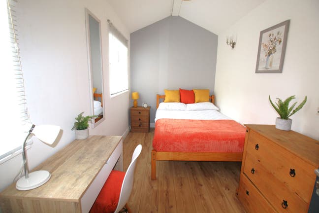 Cozy Double Room Available to let  Main Photo