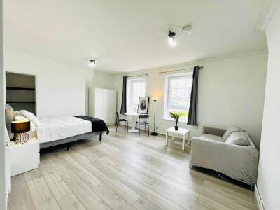 Panoramic XXL Room w Balcony next to Vauxhall Main Photo