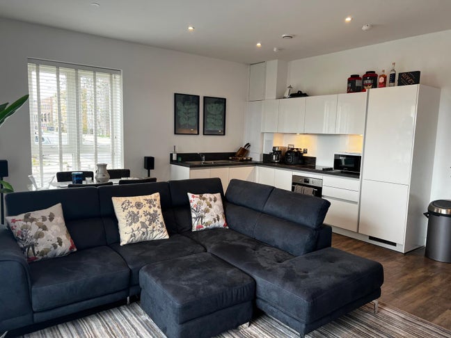 Room in an apartment near Rochester station  Main Photo