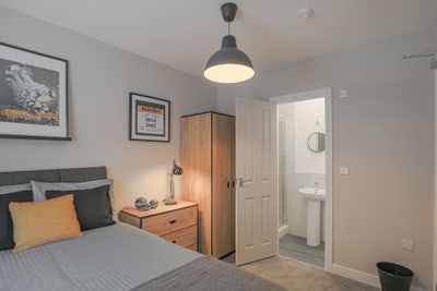 Modern 6-Bed 🏙️ All Ensuite - Bills Included Main Photo