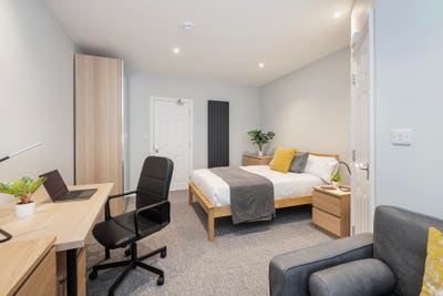 Exceptional Ensuite Room In High Spec House Main Photo