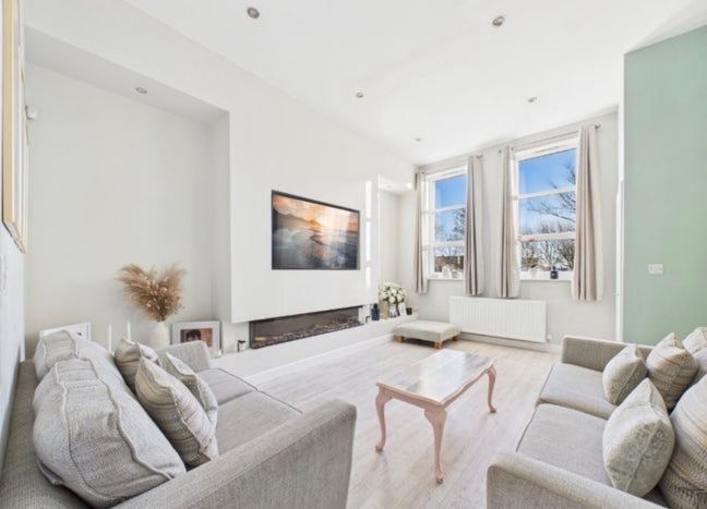 Gorgeous en suite 10 minute walk from beach front Main Photo