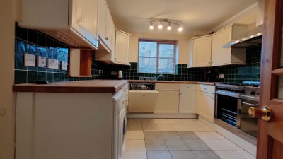 En-Suite Bedroom Near Train Station - inc Bills Main Photo