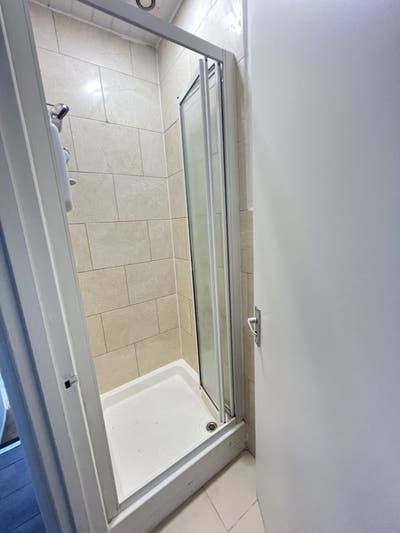 Double Bed Short Let Queen's Park Main Photo