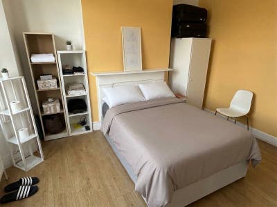 Double Bed Short Let Queen's Park Main Photo