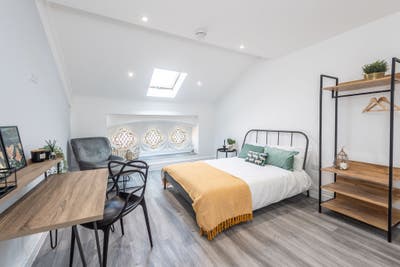 Modern 3- Bed Apartment - Bills Included Main Photo