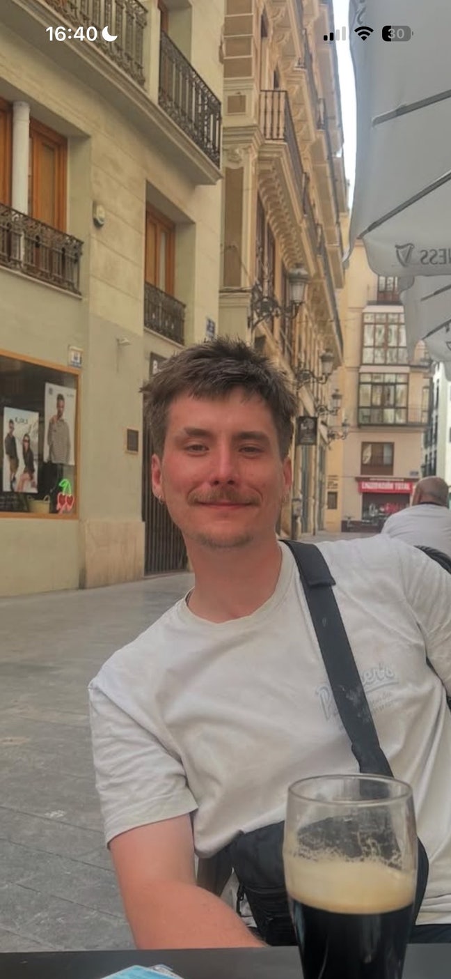 Professional Male seeks a double room Main Photo