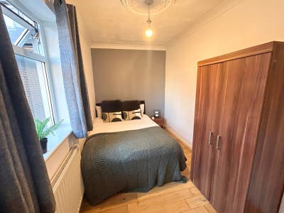 Double Room - Large Offsuite - The Polygon SO15 Main Photo