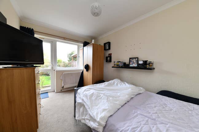 Spacious Furnished Double Room with Garden Access Main Photo