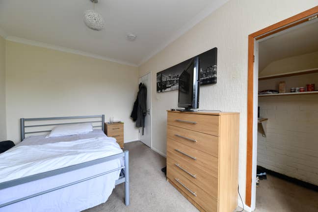 Spacious Furnished Double Room with Garden Access Main Photo
