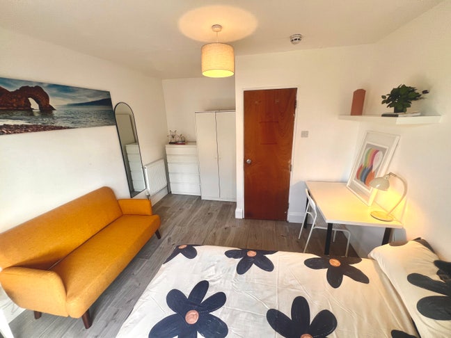 Awesome room in canary wharf Main Photo