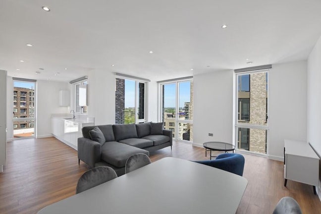 Furnished Double En-Suite Room - E16,  Main Photo