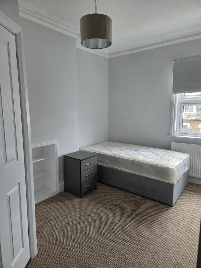 Room in a Shared Flat, Chamberlayne Road, NW10 Main Photo