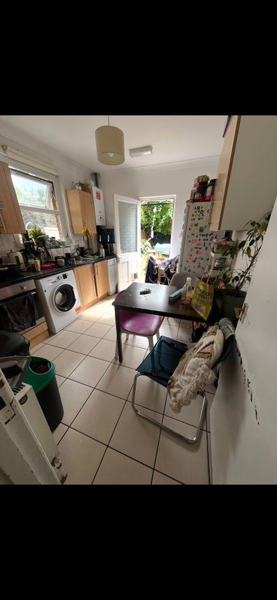 Double room in our 5 bedroom house Main Photo