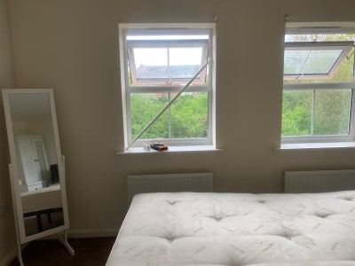 Large double room in nice area  Main Photo