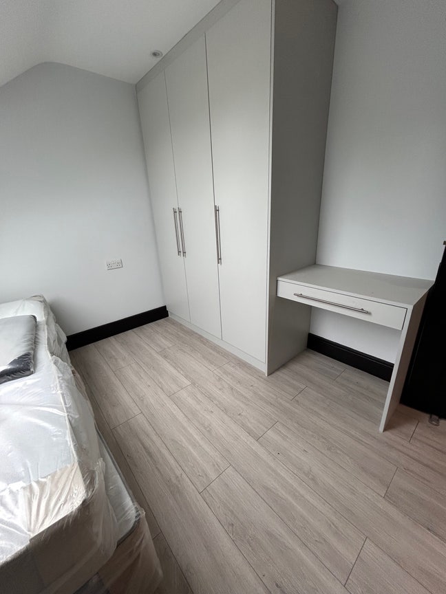 Brand new refurbished Double & Single rooms  Main Photo