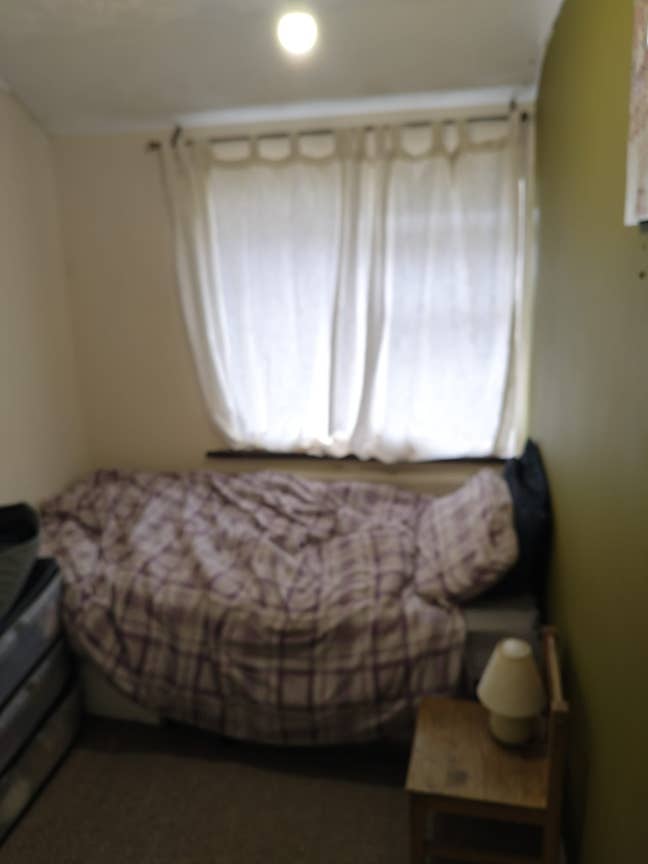  1 single bed room to rent  (Mon -Fri) Women Main Photo
