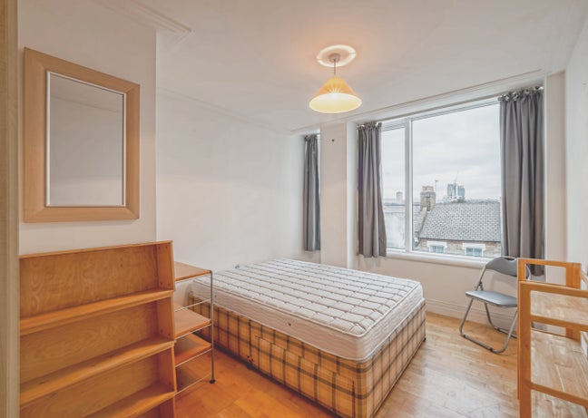 Double room | top floor | gated | well-connected Main Photo