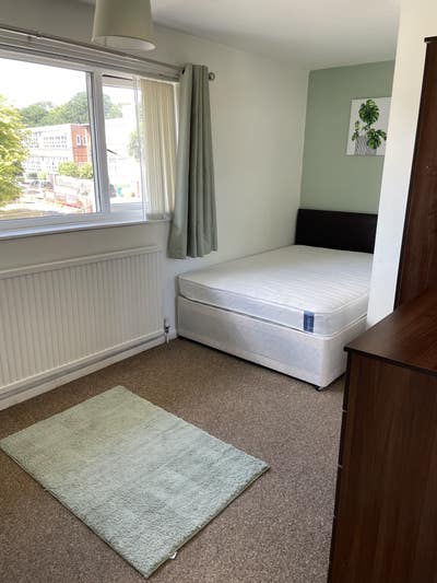 Double Room Available in 5 bedroom house  Main Photo