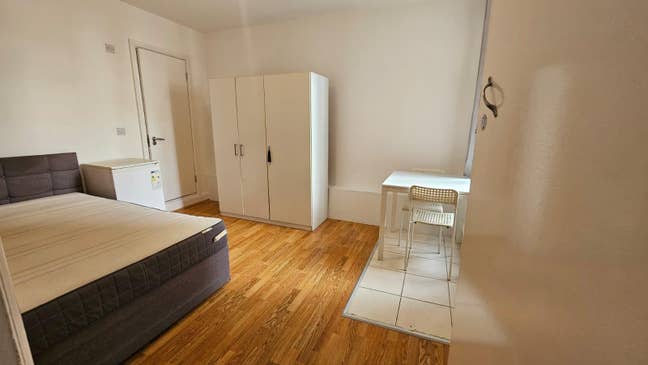 Studio Flat  Main Photo