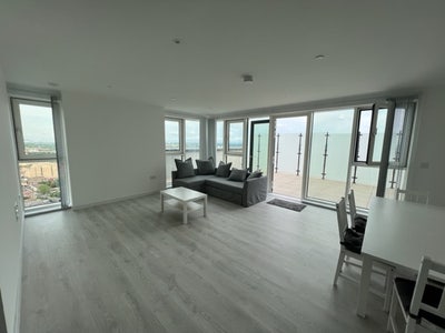 26th Floor Penthouse in Hounslow, TW3 Main Photo