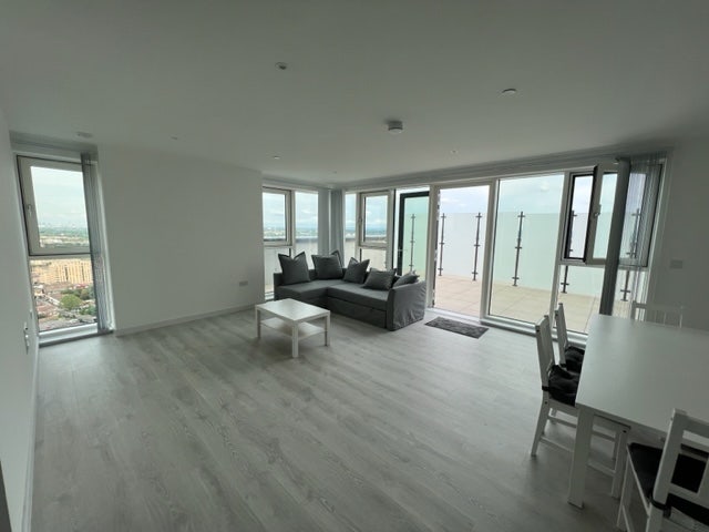 26th Floor Penthouse in Hounslow, TW3 Main Photo