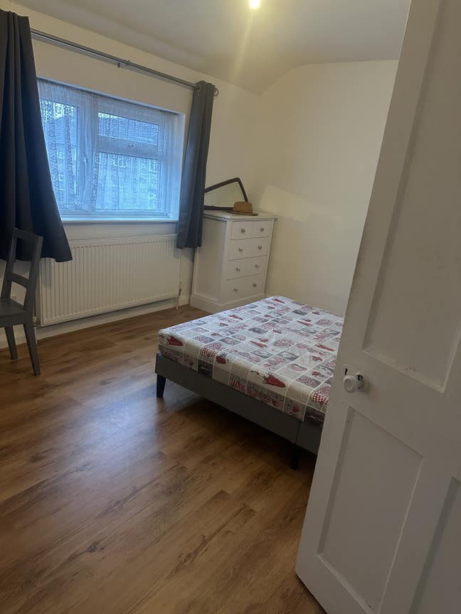Double bedroom available for single person or two Main Photo