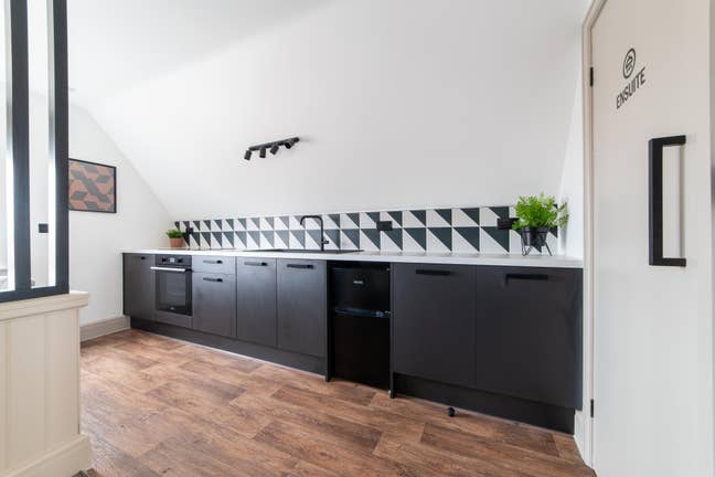  🍌 Large Studio w/ Ensuite - Best Location  Main Photo