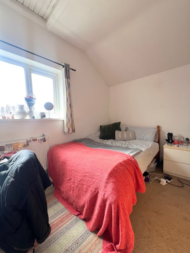 Double bedroom short walk to UHW Main Photo