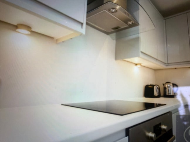 Beautiful 2 Bedroom House with off road parking  Main Photo