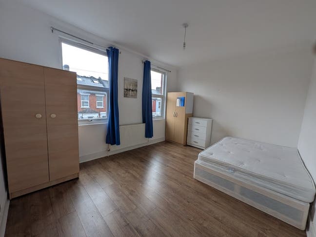 2 Spacious & Furnished Bedrooms/All Bills Included Main Photo