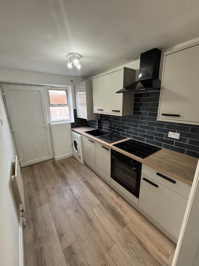 Modern 2-Bed Ground Floor Flat – 10 Mins from Sout Main Photo