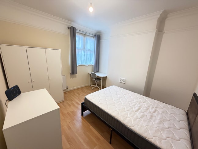 Spacious Rooms Available Evington Road Main Photo