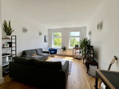 Bright room in spacious West Hampstead flat Main Photo