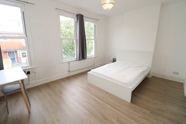 Spacious Ensuite in SW6 - Garden and Living Room Main Photo
