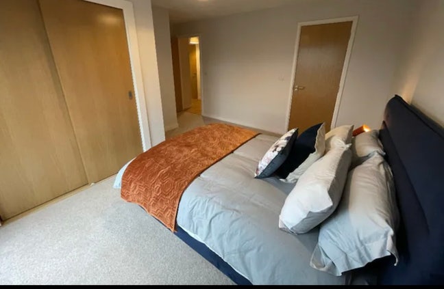 Beautiful Room in Interior designed home Main Photo