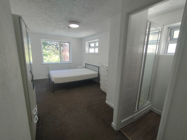 Large Ensuite Double & Single Rooms near Lansdowne Main Photo