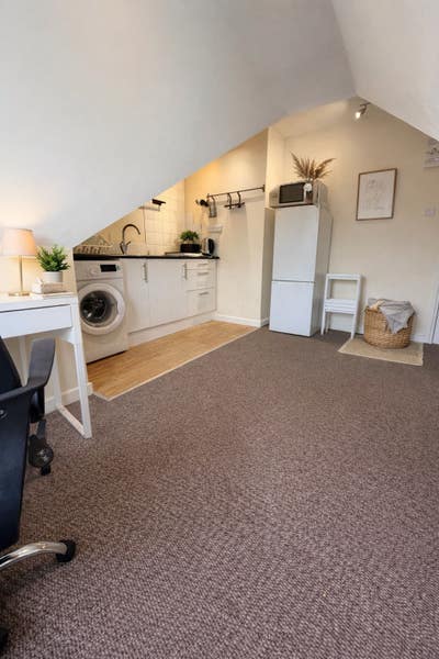 Top-Floor En-Suite with Private Living Space✨ Main Photo