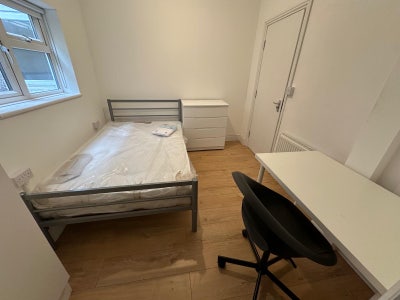 Stunning Large Ensuite Room in Prime Gants Hill Main Photo