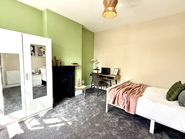A Properly Sized Room at a Sensible Price Main Photo