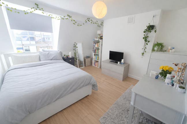 🔥 5 Mins to Clapham Junction | 3 Rooms Available Main Photo