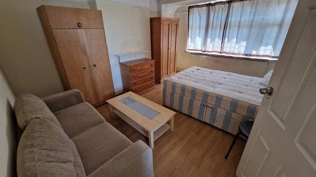 Large Double room to rent in Hounslow 730pm Main Photo
