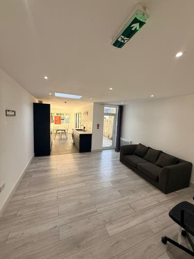 Double room close to west Croydon station  Main Photo