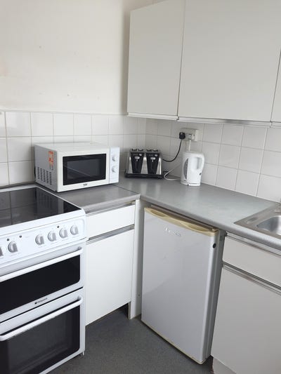 Single Bedroom - 500pcm All inclusive Roehampton  Main Photo