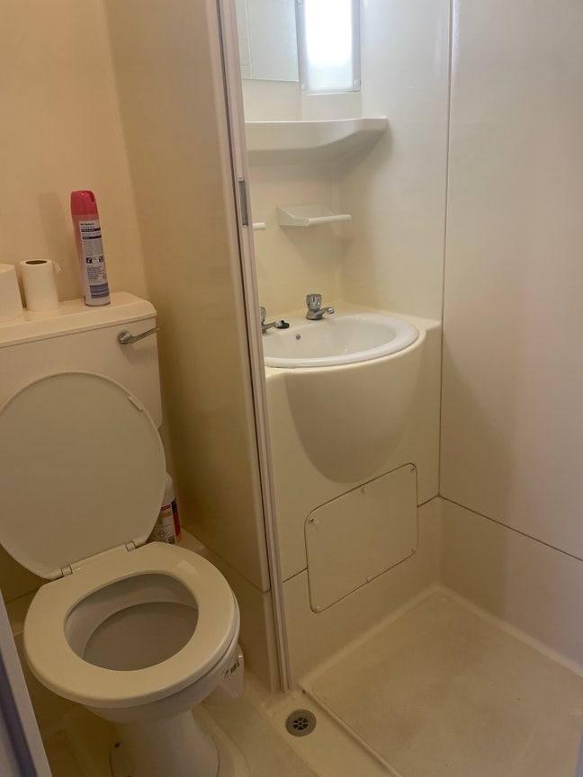 En-suite Rooms above Pub-Ideal for Builders Main Photo