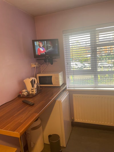 En-suite Rooms above Pub-Ideal for Builders Main Photo