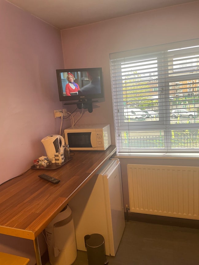 En-suite Rooms above Pub-Ideal for Builders Main Photo