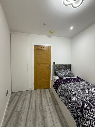 Single Room In Chigwell  Main Photo