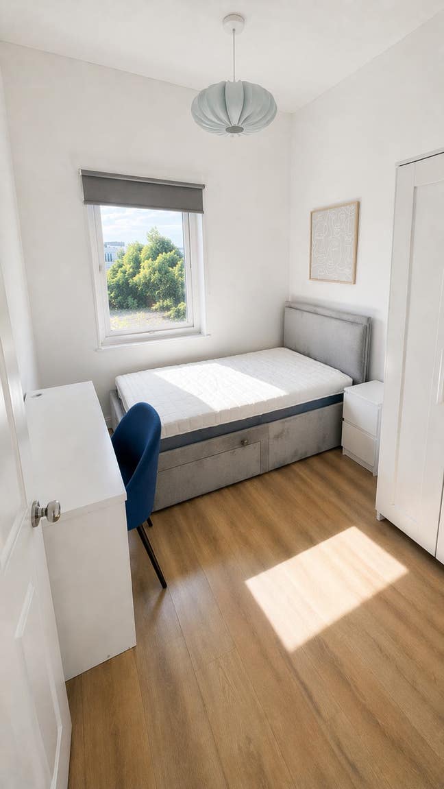 Newly decorated double bedroom Main Photo