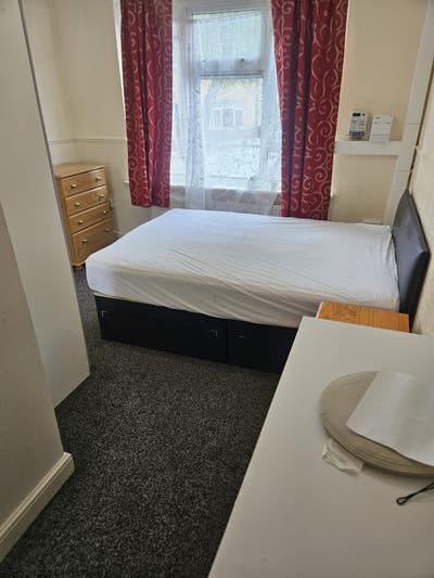 Spacious double rooms available  Main Photo